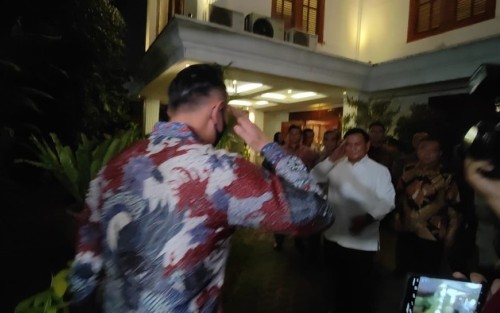 AHY Beri Hormat ke Prabowo Saat Tiba di Kertanegara