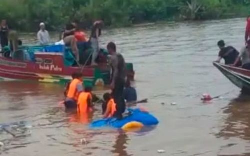 Hindari Kayu, Speedboat Bawa Puluhan Penumpang Karam 