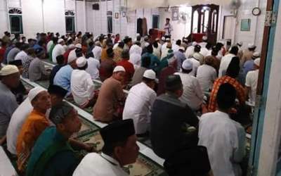 Masyarakat Palika Ikut Laksanakan Sholat Gerhana