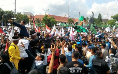 Massa Demo PLTA Lompatan Harimau Lempari Aparat