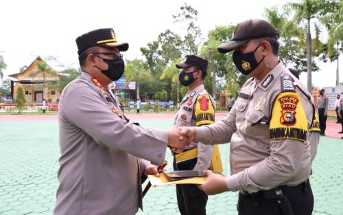 Kapolres Siak Beri Penghargaan Kepada 18 Personil Polres