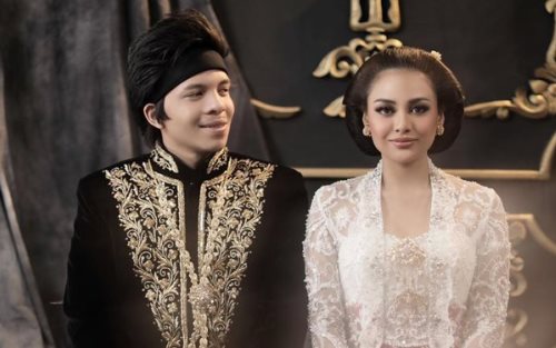 Baju Pengantin Aurel Bertabur Berlian dan Mutiara 