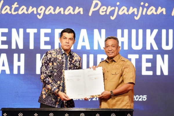 Bupati Anton Terima Penghargaan Kemenkumham RI atas Inovasi Pos Bantuan Hukum Desa