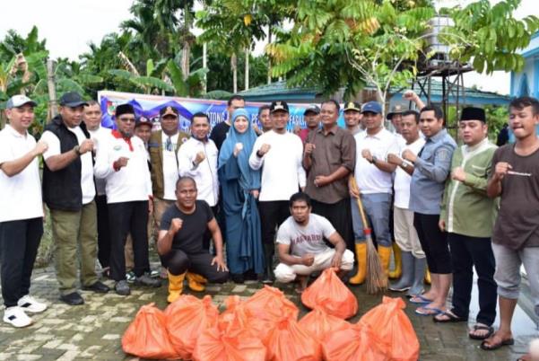 Wakil Ketua DPRD Kota Pekanbaru T. Azwendi Ikut Gotong Royong di Rumbai