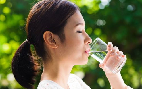 Jangan Malas Minum Air Putih, Bantu Kulit Tetap Sehat Lho!