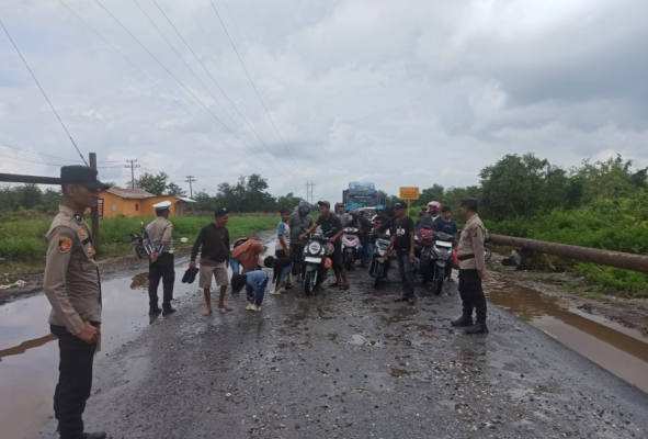Masyarakat dan Pemudik Hadapi Banjir di Jalur Lintas Siak - Buton Kabupaten Siak