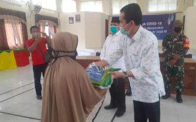 RAPP Bersama Bupati Siak Salurkan Sembako ke Warga 