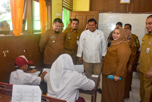 Tinjau Asesmen Sumatif SD dan SMP, Bupati Kasmarni Harapkan Lulus Semua