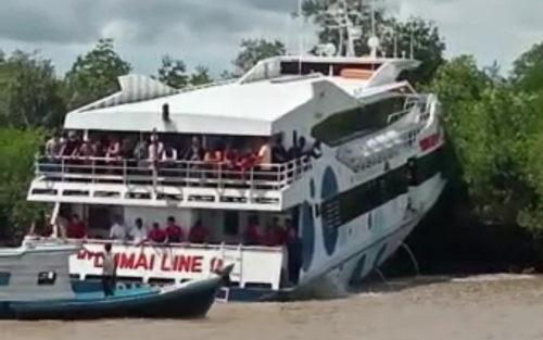 Kapal Dumai Line 9 dari Kepri Tabrak Hutan Bakau di Meranti