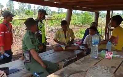 Cegah Karhutla, Babinsa Patroli di Rawa Mekar Jaya