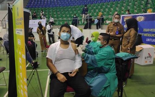 Satgas Covid-19 Riau Minta Bubarkan Vaksinasi Tanpa Prokes