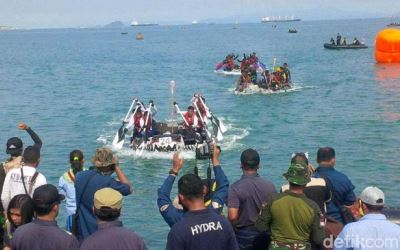 Prajurit Mendayung Taklukkan Selat Sunda Selama 6 Jam