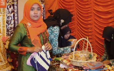 Tas Unik Rajutan dari Bireuen di Stan Pameran Hari Aksara Internasional