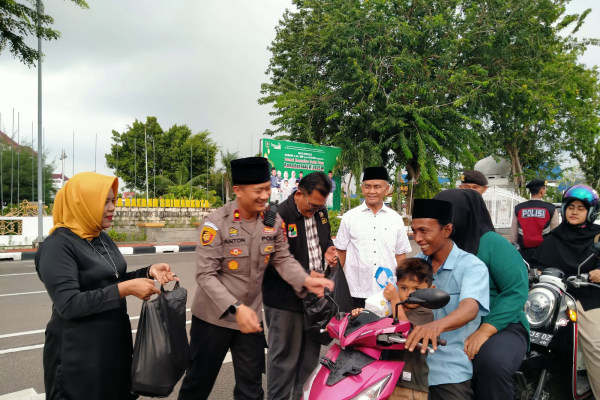 Ikatan Keluarga Minang Bengkalis dan Polres Bagi Takjil ke Masyarakat