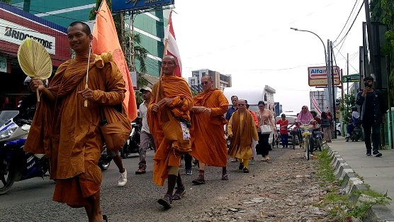 Puluhan Biksu Thailand Jalan Kaki ke Borobudur Sampai di Cirebon