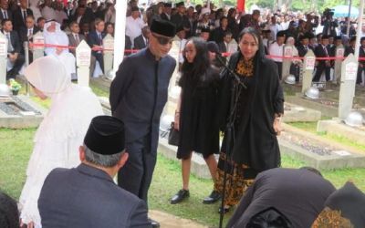 Thareq Habibie Pakai Penutup Mata karena Glaukoma