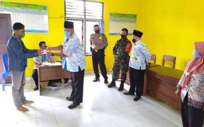 32 KK Sumber Karya Sumberharta Terima BLT Tahap 3