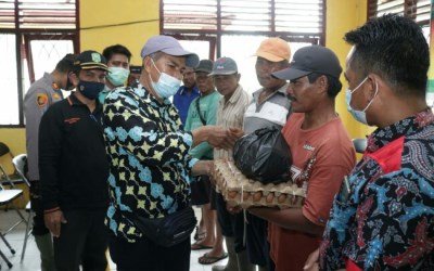 Pemkab Siak Serahkan Bantuan Banjir di Teluk Lanus