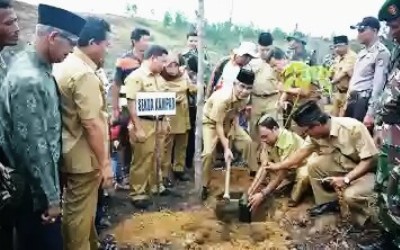 Sekda Kampar Lakukan Penanaman Perdana Bibit Karet Bantuan