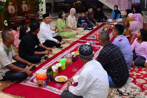 Lebaran Ke 2, Warga Tionghoa Kunjungi Kediaman Wabup Bagus Santoso