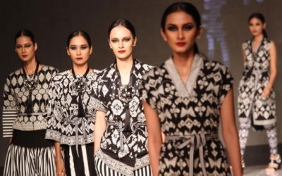 Batik Hitam Putih Bikin Tampil Cantik dan Super Modern