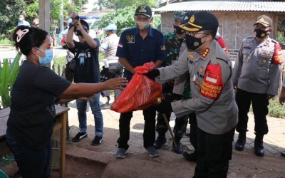 Kapolresta Tangerang Bagikan Hasil Panen Jagung ke Warga