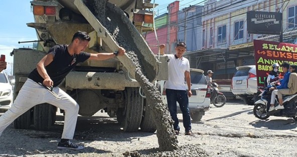 Pemerintah Kurang Peduli, Pemuda di Pekanbaru Cor Jalan Rusak