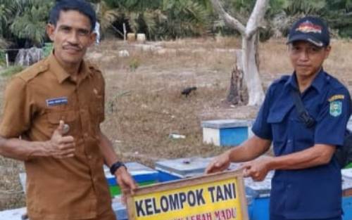 Pemkam Tumang Salurkan Dana untuk Peternak Lebah Madu