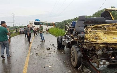 Laka Maut Bus Pelangi Vs Truk di Rokan Hilir, Sopir Bus Tewas