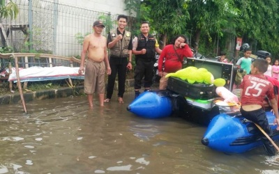 Polsek Pasar Kemis Bantu Korban Banjir Mengungsi