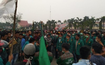 Mahasiswa Desak Syamsuar Mundur dari Gubernur Riau