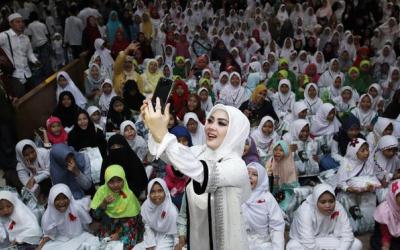 Syahrini Bersama Anak Yatim Doakan Julia Perez