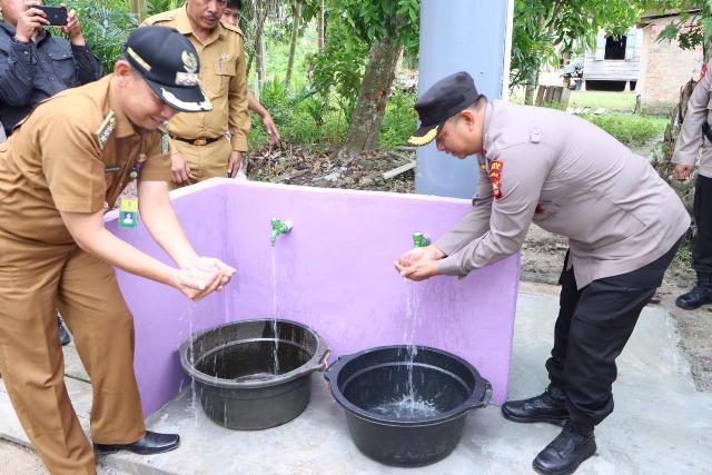 Baksos Polri, Polres Siak Serahkan Bantuan Sumur Bor Kepada Warga