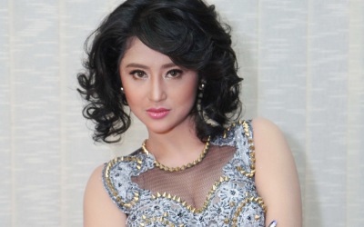 Dewi Perssik Gandeng Iztambul Band Goyang Manhattan