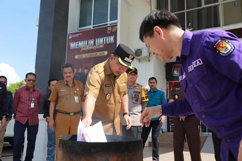 Cegah Potensi Kecurangan, KPU Siak Musnahkan Surat Suara Rusak