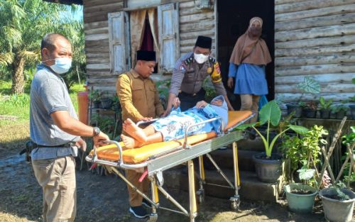 Bhabinkamtibmas Kampung Benteng Hulu Bantu Warga Sakit