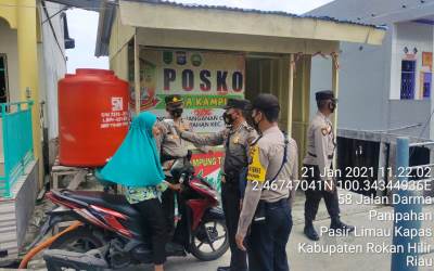 Polsek Panipahan Cek Suhu Tubuh Pengguna Jalan