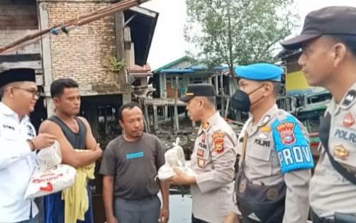 Nelayan Panipahan Terima Paket Sembako dan Takjil dari Polres