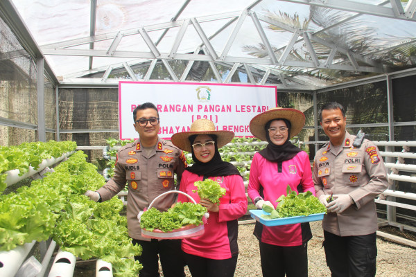 Luncurkan P2L, Kapolres Bengkalis Tabur Bibit Ikan dan Panen Sayur