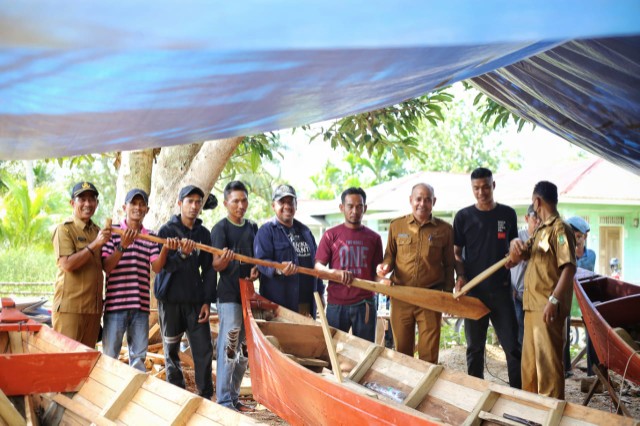 Di Kepulauan Meranti, Kelompok Nelayan Dapat Bantuan 2 Kapal dan 8 Sampan