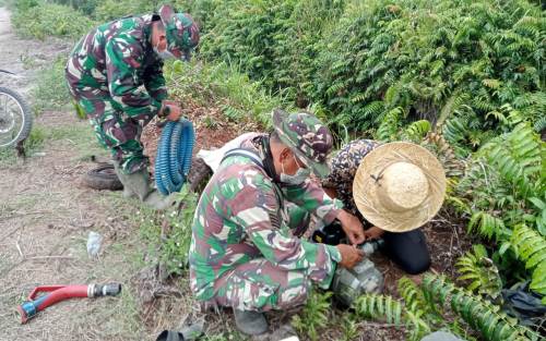 Tim TNI-Polri Lakukan Pendinginan Karhutla di Panipahan Laut