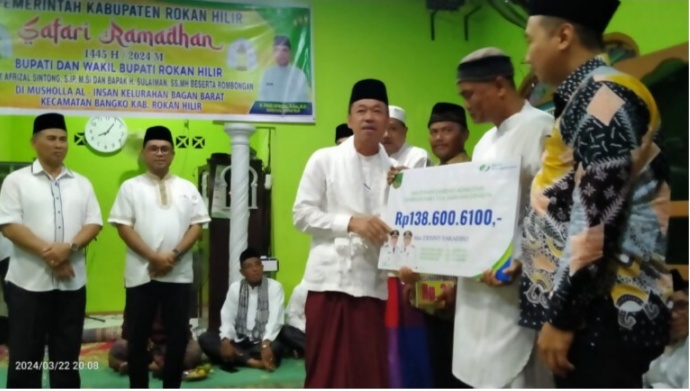 Bupati Rohil Serahkan Bantuan Operasional 3 Rumah Ibadah dan Klaim BPJS