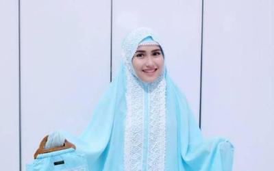 Pamer Foto Narsis Saat Umrah, Ayu Ting Ting Dikritik Habis