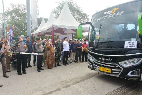 Bupati Bengkalis Kasmarni Lepas Bus Mudik Asik Gratis