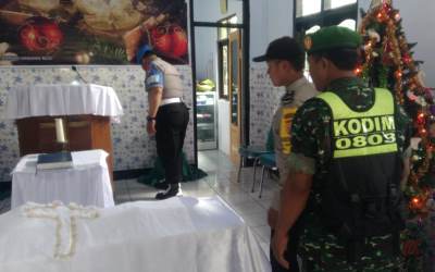 Babinsa dan Bhabinkamtibmas Amankan Gereja