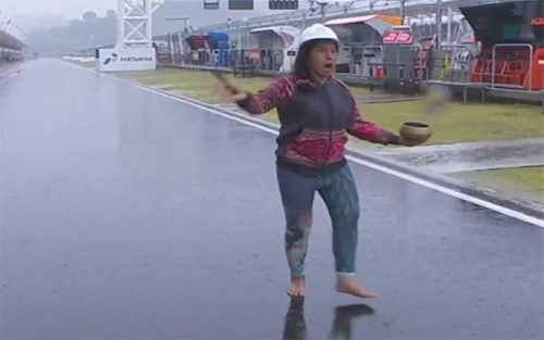 Viral 'Pawang Hujan' Rara jadi Perhatian di MotoGP Mandalika