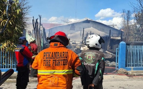 Petugas Damkar Pekanbaru Tewas Terjatuh Saat Padamkan Gudang Terbakar