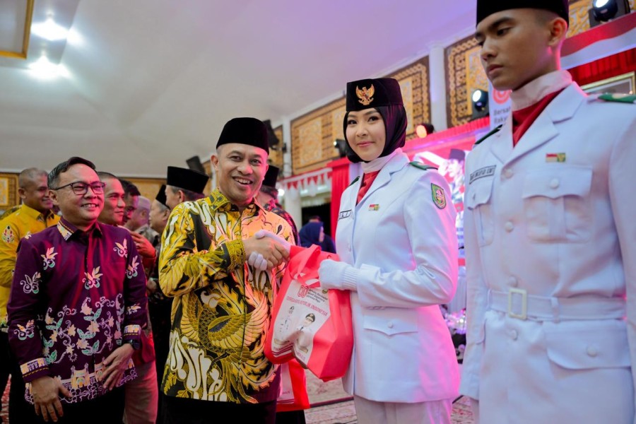 Pemkab Bengkalis Serahkan Cenderamata untuk Pejuang, Veteran, dan Paskibraka