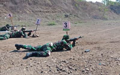 Tingkatkan Profesionalisme, Dandim Madiun Latihan Tembak 