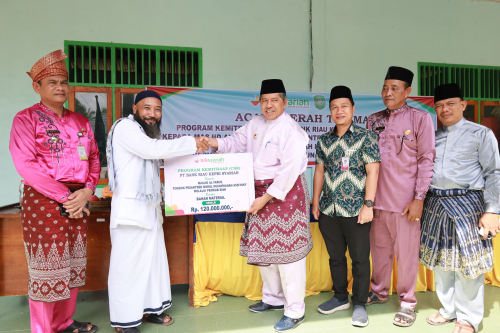 Tingkatkan Fasilitas Rumah Ibadah dan Ponpes, Alfedri Serahkan CSR BRK Syariah